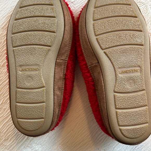 Lands End red fleece slippers size 7 like new - Picture 8 of 8